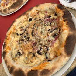 Da Enzo - Pizza mit Käserand