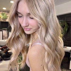 Roxy Seven Salon - Blonde hilights