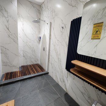 IGA Lounge - One of the showers in women's restroom - Airport Lounges Near Me - Istanbul, 34 IGA Lounge - One of the showers in women's restroom - Airport Lounges Near Me - Istanbul, 34