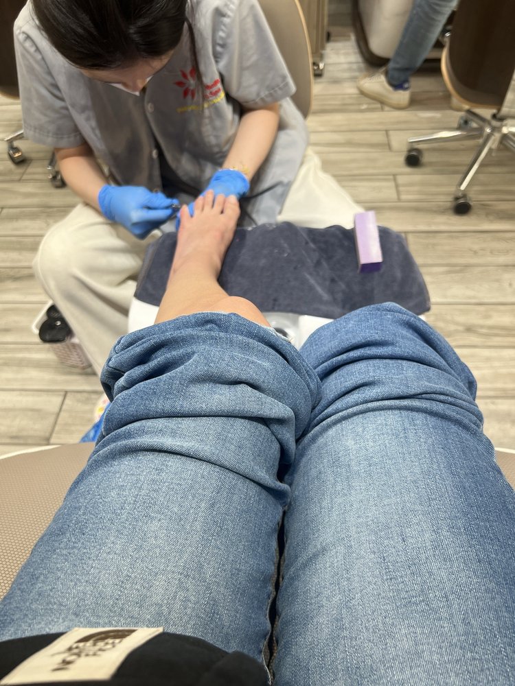 Thi Nail and Spa Logo