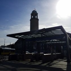 U-Bahnhof Rathaus Spandau - Einer der Eingänge zusammen mit dem Namensgeber