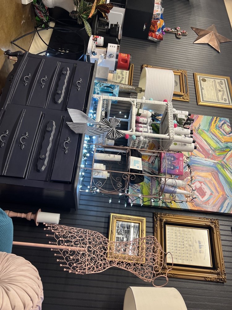 The Hairitage Salon Logo