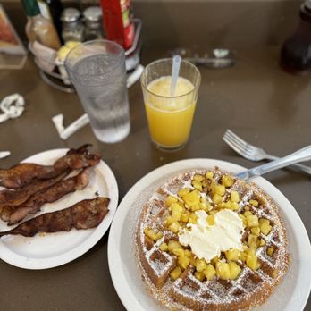 Eggs 'n Things - Waikiki Beach Eggspress - Pinapple Waffle - Breakfast & Brunch Near Me - Honolulu, Hawaii