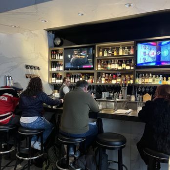 Doc B's Restaurant + Bar - Bar area - New American Near Me - Chicago, Illinois