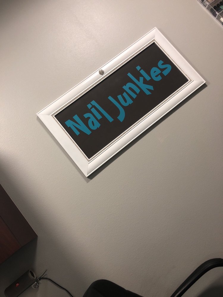 Nail Junkies Logo