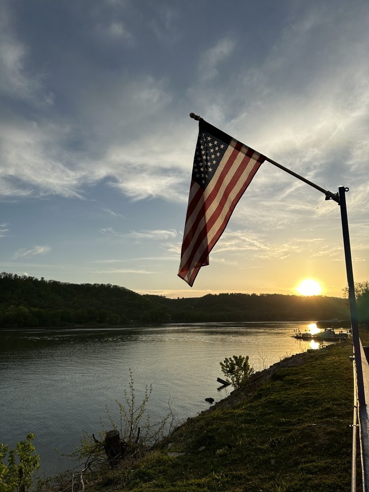 Drew’s On The River