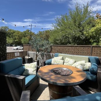 DA Vines Vineyard Wines & Bistro - Outdoor patio - Wine Tasting Room Near Me - Cottonwood, Arizona
