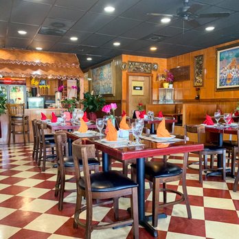 Bounxou Thai - General seating area during lunchtime - Thai Near Me - Jacksonville, Florida Bounxou Thai - General seating area during lunchtime - Thai Near Me - Jacksonville, Florida