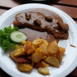 Wenck'scher Hof - Schnitzel with mushroom sauce and fried potatoes.