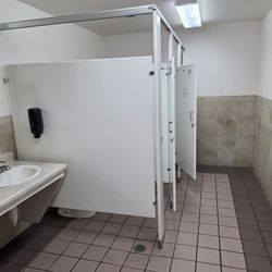 Sinclair Service Station - Ladies room was very clean. Three stalls, two sinks, paper hand towels.