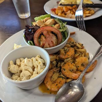 Giovanni Pastrami - Garlic shrimp - Pizza Near Me - Honolulu, Hawaii