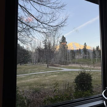 Highland House Restaurant - Seated view - American Near Me - Mount Shasta, California