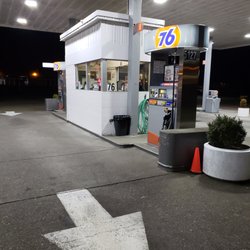 76 Gas Station - Nice little station in a busy area