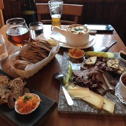Microbrasserie du Lac Saint-Jean - Post hiking meal. Excellent bier!!