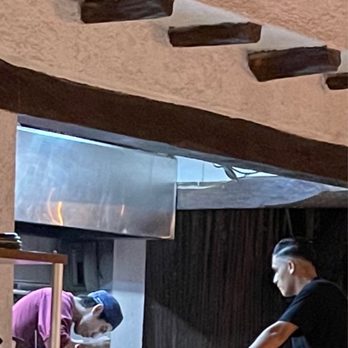 La Chula - El chef Ismael preparando nuestro platillo y Ulises nuestro mesero que explicó cada platillo con detalle y sabiduría. - Mexican Near Me - Tulum, ROO