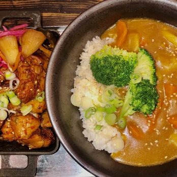 Kobeque - Order of BBQ Chicken Curry Rice w/ the Curried Rice & BBQ Chicken served separately but still very delicious - Korean Near Me - New York, New York