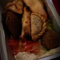Assortiment d'entrées :falafel,kebbe,samboussek ...