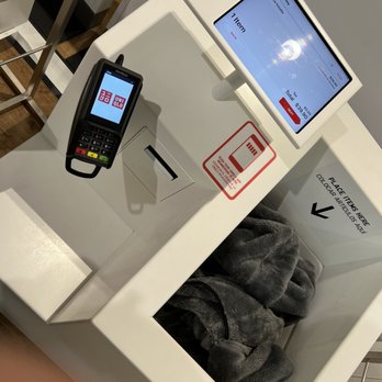 UNIQLO - POS at Self-Checkout - Women's Clothing Near Me - Brooklyn, New York