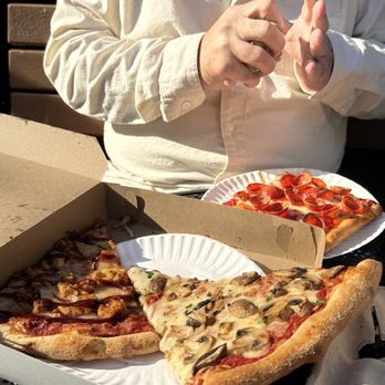 Hank's Pizza - Mushroom, pepperoni and BBQ chicken pizza slices - Pizza Near Me - New York, New York Hank's Pizza - Mushroom, pepperoni and BBQ chicken pizza slices - Pizza Near Me - New York, New York