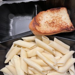 Penne Alfredo with broccoli dinner with side salad and garlic bread (?) Penne Alfredo with broccoli dinner with side salad and garlic bread (?)