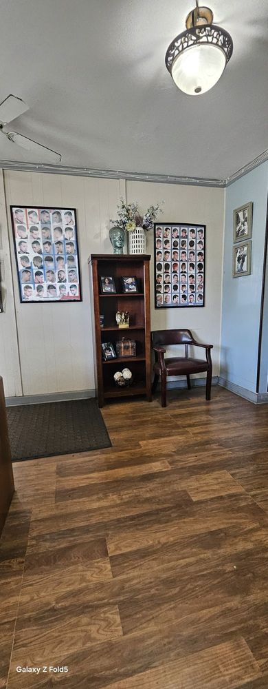 Howard's Barber Shop Logo