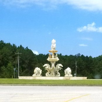 Barber Marina - Fountain entrance to the marina - Marinas Near Me - Elberta, Alabama Barber Marina - Fountain entrance to the marina - Marinas Near Me - Elberta, Alabama