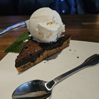 Yard House - The Oreo Brookie - New American Near Me - Cincinnati, Ohio