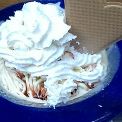 Eiscafe Adria - 4.70 € für dieses Portiönchen schlechtes, weil künstlich schmeckendes Eis, eine Unverschämtheit.