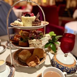 The Carlyle, A Rosewood Hotel - Afternoon tea - desserts totally different from what's on the menu
