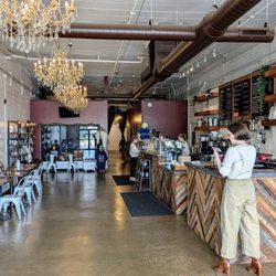 Brewpoint Craft Elmhurst - Atmosphere