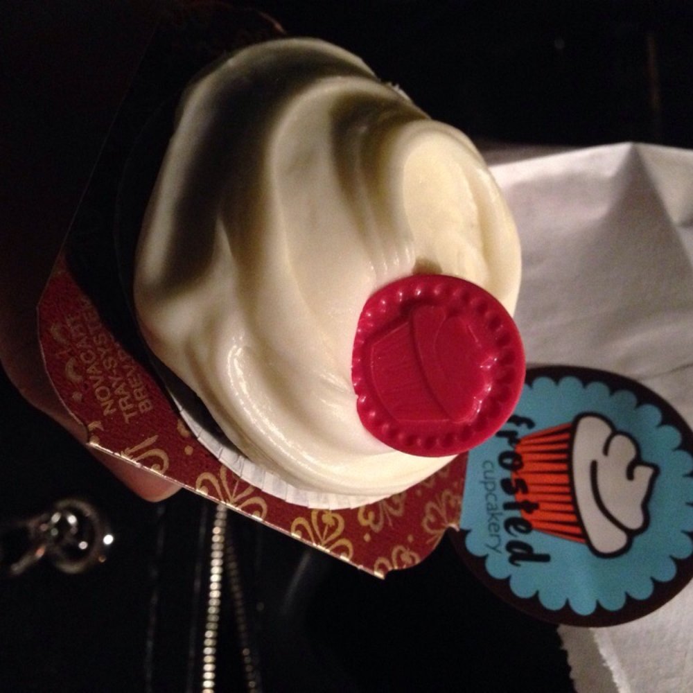 Frosted Cupcakery - Red velvet $2.95. Good. - Bakeries Near Me - Long Beach, California