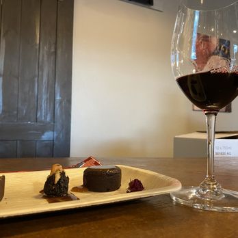 Narratif / NW Wine Collaborative Winery - Red wine and chocolate weekend - Wine Tasting Room Near Me - Prosser, Washington Narratif / NW Wine Collaborative Winery - Red wine and chocolate weekend - Wine Tasting Room Near Me - Prosser, Washington