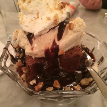 Aglamesis Bros - Brownie a la mode - Ice Cream & Frozen Yogurt Near Me - Cincinnati, Ohio