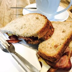 Bruks - Breakfast sandwich with brown bread.