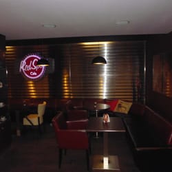 Red Spot Cafe - Wnętrze niezwykle przyjazne i miłe, prawie klubowe, gdzie można zrelaksować się przed lub po podróży.