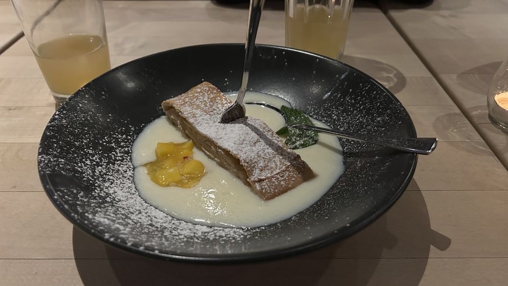 Rosenau - Lokalität & Bühne