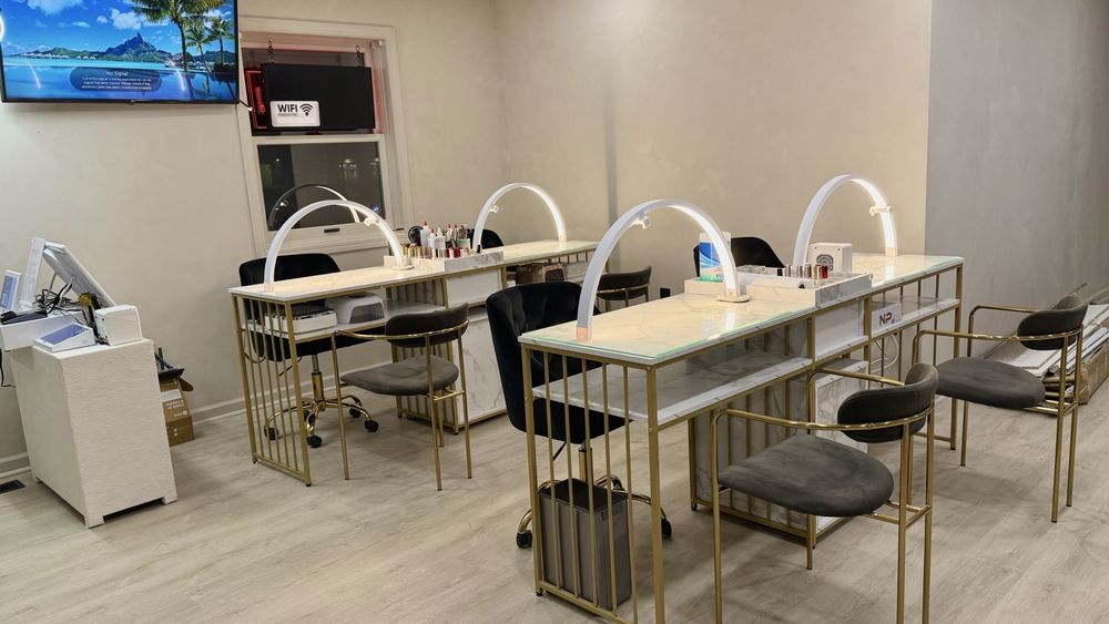 Aura Nails Logo