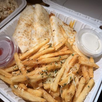 The Social Honolulu - Chicken Fajita Quesadilla with Truffle Parm Fries - American Near Me - Honolulu, Hawaii The Social Honolulu - Chicken Fajita Quesadilla with Truffle Parm Fries - American Near Me - Honolulu, Hawaii