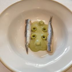 Nerua - Anchovy with "crunchy" tubetti pasta and sage