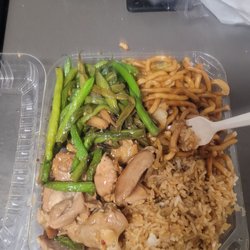 Lee's Garden - Half rice Half chow mein. Ginger chicken with string beans
