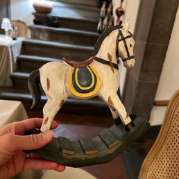 They have horses on each table.
