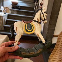 Preludio - They have horses on each table.