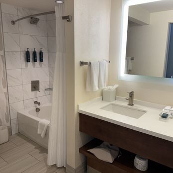 Hilton Norfolk The Main - Bathroom - Hotels Near Me - Norfolk, Virginia Hilton Norfolk The Main - Bathroom - Hotels Near Me - Norfolk, Virginia