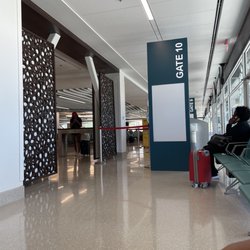 Henry E. Rohlsen Airport - STX - Delta Gate 10. AC in Airport. Feels great with small snack bar near Terminal