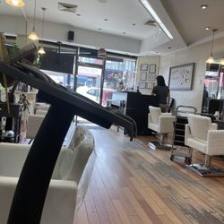 Artistique Hair Salon - No one here on weekend . Be aware