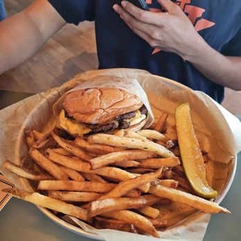 Otto’s Ice House - Smash burger - Bars Near Me - San Antonio, Texas