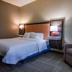 Hampton Inn Hadley-Amherst Area - Guest room