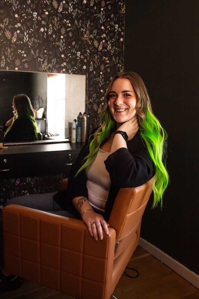 Alysha Wagner Hairstylist Logo
