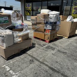 Exterior outside entrance of Advance Outlet - Truckload Shipment - La Habra, California Exterior outside entrance of Advance Outlet - Truckload Shipment - La Habra, California