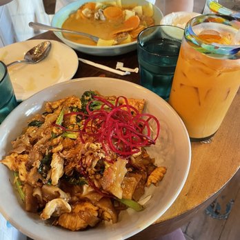 Klom Klorm - Guay Tiew Pad Sei Eiw and Thai Tea (front) and curry dish (back) - Thai Near Me - Brooklyn, New York